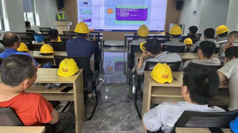 一般来说，适合学习电工技能的年龄范围较广。以下是一些参考：